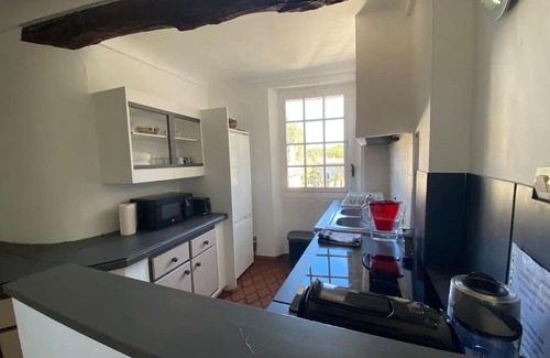 Correns House | à côté du château, calme et lumineuse, au centre