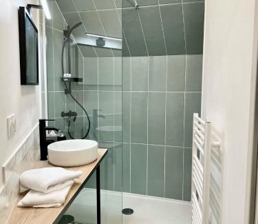 Saint-Meloir-des-Ondes Apartment | Émeraude Lumineux T3 au cœur du village, à 5 min des plages