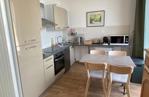 Dieppe Apartment | Établissement 3 étoiles avec ASCENSEUR, 3 appartements lumineux vue port avec balcon, 200m de la mer, Wifi Fibre, tous service inclus