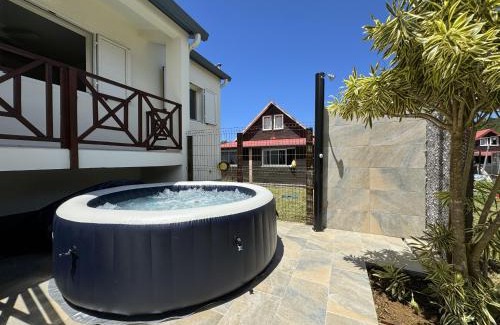 Petite-ÃŽle House | Étoile de la Plaine, jolie maison avec jacuzzi pour 4 personnes