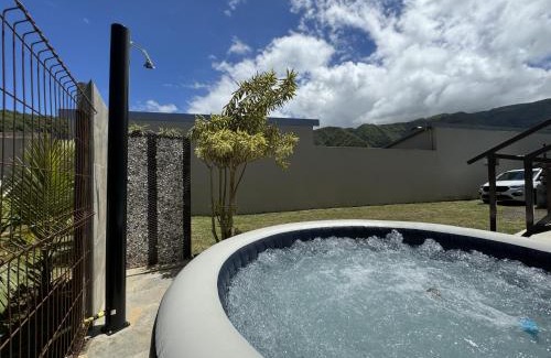 Petite-ÃŽle House | Étoile de la Plaine, jolie maison avec jacuzzi pour 4 personnes
