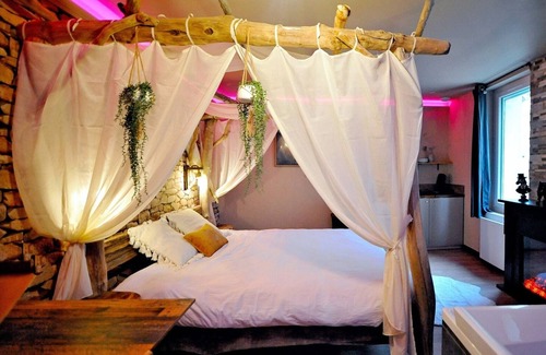 Bourgoin-Jallieu Apartment | Évasion Safari luxe, Private XXL Spa, Cinema screen, Waterfall, Sleeps 4