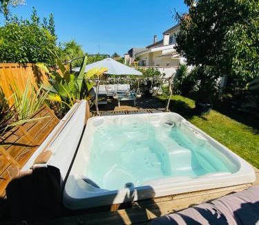 Merignac House | Évasion Tropicale - Villa d'Artiste avec Jacuzzi Privé dans un jardin Exotique