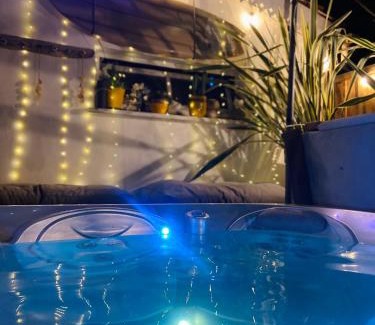 Merignac House | Évasion Tropicale - Villa d'Artiste avec Jacuzzi Privé dans un jardin Exotique