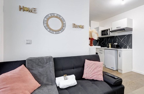 19th Arrondissement Apartment | Évasion urbaine contemporaine, quartier Villette