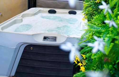 Verdun Apartment | Éveil en blanc - Private Jacuzzi & cotton comfort