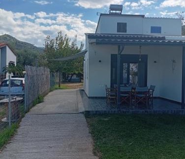 Sarakiniko Villa | Σπίτι με σοφίτα μπροστά στη θάλασσα