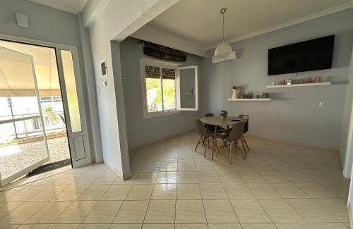 Nea Peramos House | Къща с две спални