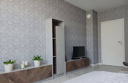 Serdika Apartment | Уютен апартамент в центърът на града. До търговски център, парк и метро.