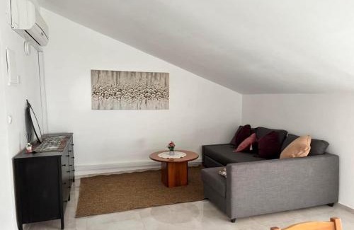 Shlomi Apartment | מול ההר