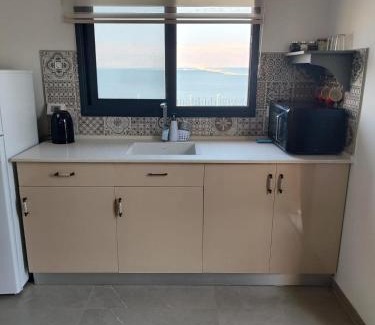 Neve Zohar Cabin | מול ים המלח זוהר במדבר