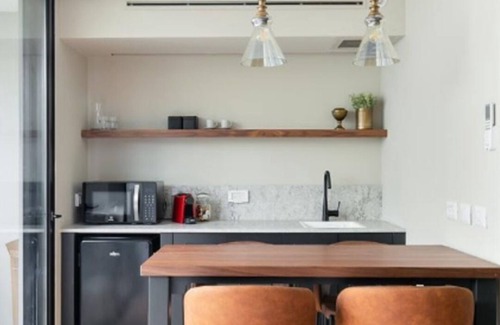 Tel Aviv Apartment | מסבלטים את הבית הכי מדהים בתל אביב , לב תל אביב, 4 דקות הליכה מהים , ,בתי קפה