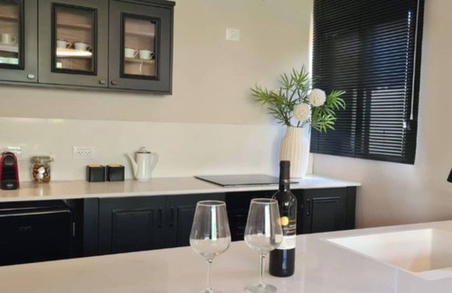 Tel Aviv Apartment | מסבלטים את הבית הכי מדהים בתל אביב , לב תל אביב, 4 דקות הליכה מהים , ,בתי קפה