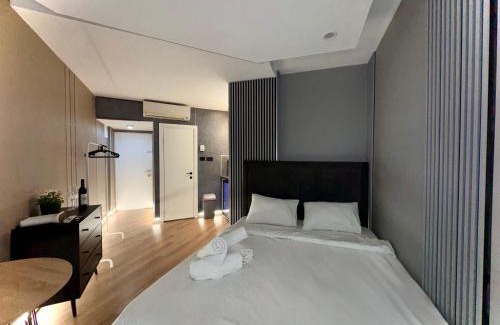 Netanya Apartment | קו המים-אמבט ספא במרפסת על הים, בית קפה בלובי Waterline studio sea view Spa tub on the balcony
