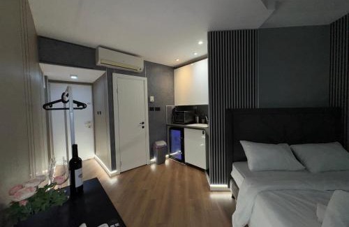 Netanya Apartment | קו המים-אמבט ספא במרפסת על הים, בית קפה בלובי Waterline studio sea view Spa tub on the balcony