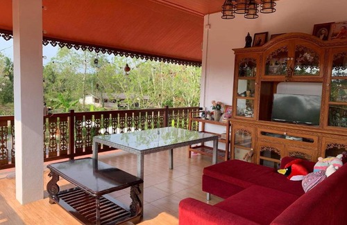 Phunphin House | บ้านต้นยางคาเฟ่ โฮมสเตย์ ลอร์ด