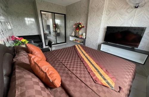 Phanat Nikhom Hotel | โรงแรมเรือนคุณเล็ก กานต์สินี