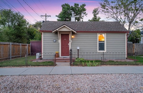 Downtown Colorado Springs Cottage | ᨒ Downtown Oasis ᨒ Steps to Dining, Cafes & Bars ᨒ