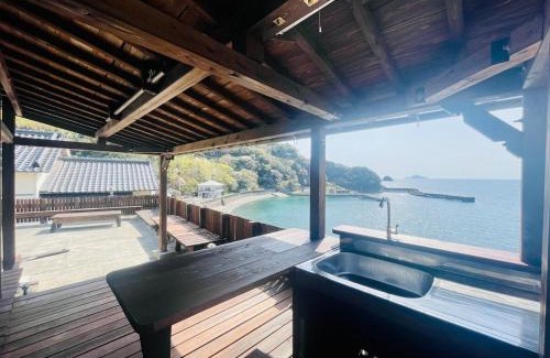 Otsuki House | オーシャンフロントで夕日眺めながら海水浴とバーベキュー出来る1日1組の貸し切り絶景宿トリノウタ