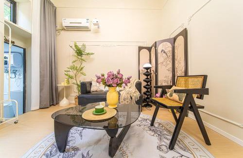 Downtown Shanghai Apartment | 上海小胖纸民宿-南京西路3店-桃之夭夭