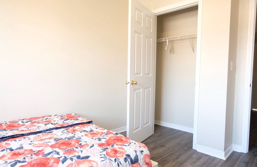 Markham Villa | 位于多伦多万锦第一高中学区房仅步行5分钟，两间带双人床的二楼睡房，家居、家具、厨房、水电气网全包，适合家长陪读也可以包吃住（伙食费另计）寄宿，近商业中心交通便利