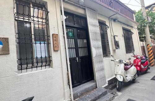 West Central District Bed & Breakfast | 台南包棟民宿 灰熊人文-預訂後聯繫才會保留
