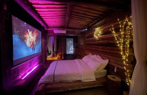 Chongqing University Town Ski Chalet | 哲帆民宿 大学城龙湖u城百年风化老木屋店