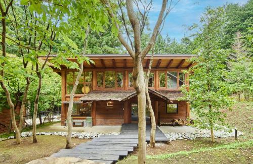 Tsuru House | 大自然の貸切Villa 都心から90分 最大10名 貸切サウナ 完全プライベート空間