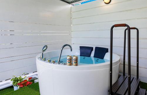 Higashionna House | 新規オープン サウナ BBQ ジャグジー付き 最大9名 無料駐車場4台 ビーチまで車で5分 SKY House