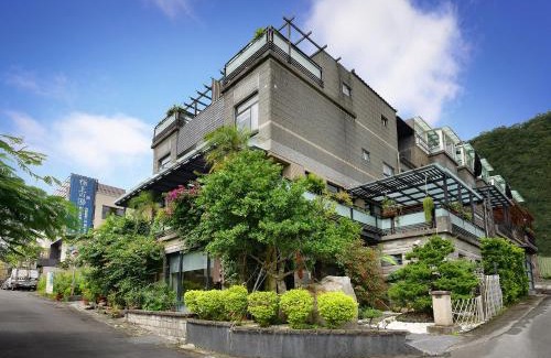 Jiaoxi Bed & Breakfast | 松語墅溫泉居 Pine Hot Spring