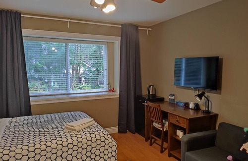 Burnaby Villa | 近邻商业中心Metropolice，安静内街，中央空调，2张双人床。