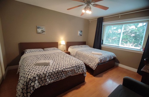 Burnaby Villa | 近邻商业中心Metropolice，安静内街，中央空调，2张双人床。