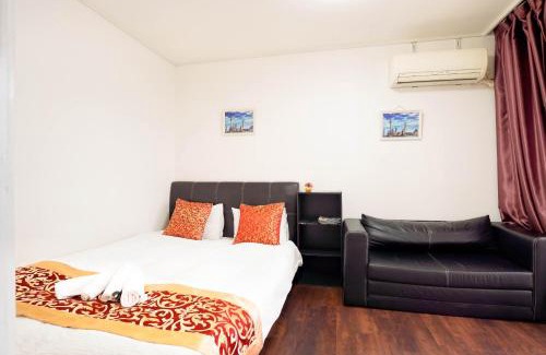Namba Apartment | 马路对面就是黑门海鲜市场步行3-5分钟即能到达机场巴士站難波心斎橋道顿堀楼下就是地下铁口带有电梯超级好位置最大可9人