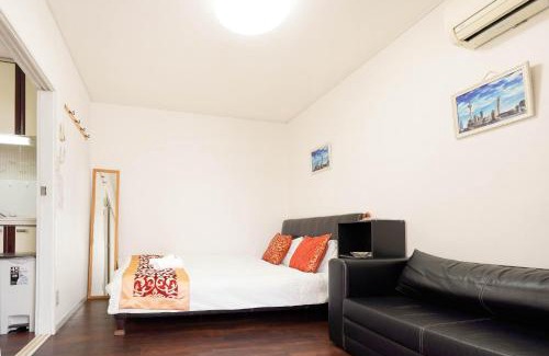 Namba Apartment | 马路对面就是黑门海鲜市场步行3-5分钟即能到达机场巴士站難波心斎橋道顿堀楼下就是地下铁口带有电梯超级好位置最大可9人