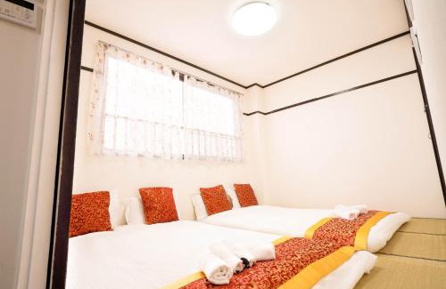 Namba Apartment | 马路对面就是黑门海鲜市场步行3-5分钟即能到达机场巴士站難波心斎橋道顿堀楼下就是地下铁口带有电梯超级好位置最大可9人