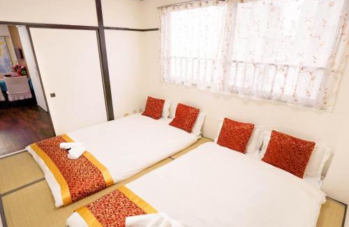 Namba Apartment | 马路对面就是黑门海鲜市场步行3-5分钟即能到达机场巴士站難波心斎橋道顿堀楼下就是地下铁口带有电梯超级好位置最大可9人