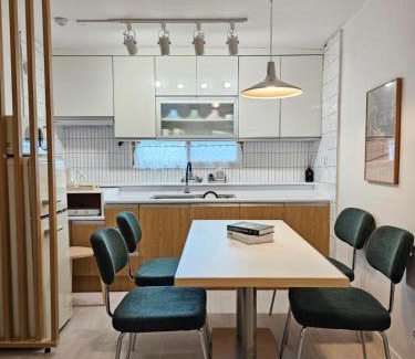 Hongjeil-tong Apartment | 조기예약할인,STAY Yeoyu , 공항버스3분 ,R3, bed4, 최대7인,홍제 폭포