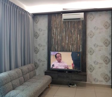 Taman Mount Austin Apartment | 02-AUSTIN REGENCY HOMESTAY for 2pax Pool View