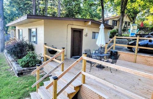 Mid America House | #03 - Fantastic Lakeside Studio Cottage- Pet Friendly