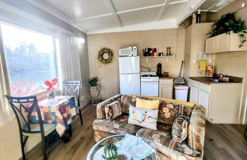 Mid America House | #03 - Fantastic Lakeside Studio Cottage- Pet Friendly