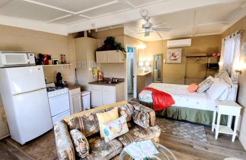 Mid America House | #03 - Fantastic Lakeside Studio Cottage- Pet Friendly