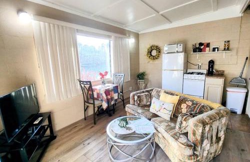 Mid America House | #03 - Fantastic Lakeside Studio Cottage- Pet Friendly
