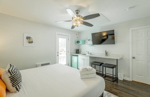 Lookout Valley Neighborhood Association Cabin | 04: The Ludwig Room - A PMI Scenic City Vacation Rental
