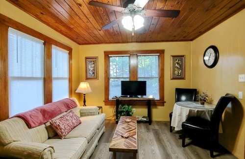 Mid America House | #07 - Lakeview One Bedroom Cottage-Pet Friendly