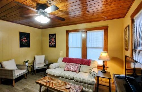 Mid America House | #07 - Lakeview One Bedroom Cottage-Pet Friendly