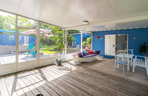 Downtown Fort Lauderdale Cottage | 1/1, king-sized bed, kitchen, hot tub, BBQ, porch, patio. FREE wifi & parking.