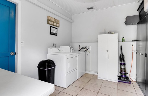 Downtown Fort Lauderdale Cottage | 1/1, king-sized bed, kitchen, hot tub, BBQ, porch, patio. FREE wifi & parking.