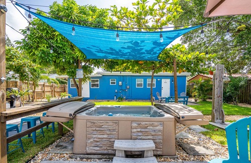 Downtown Fort Lauderdale Cottage | 1/1, king-sized bed, kitchen, hot tub, BBQ, porch, patio. FREE wifi & parking.