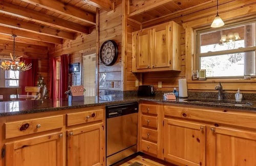 Gatlinburg Cabin | 1.1 Mi to DT Gtlbg* MtnView*HotTub*Arcade*GSMNP
