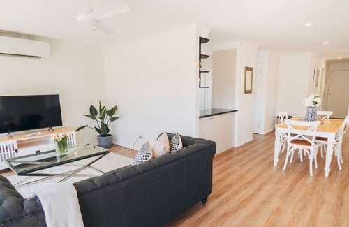 Currimundi House | 1/15 Croydon Av · 2 Bdrm 5min walk to Beach & lake